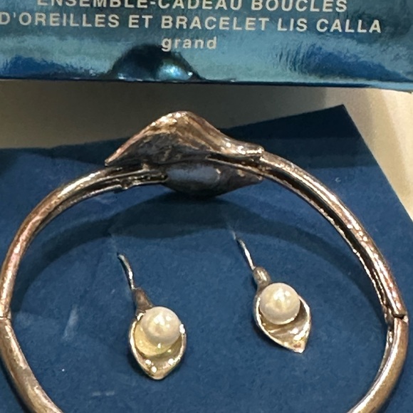 CALLA LILY BRACELET & EARRING GIFT SET - Picture 12 of 16